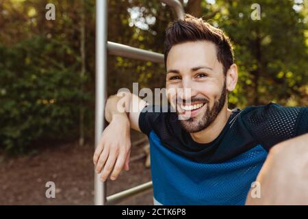 Ritratto dell'uomo felice al percorso di idoneità Foto Stock