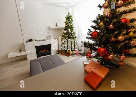 Albero di natale luci che riflettono da sfere di vetro Foto Stock