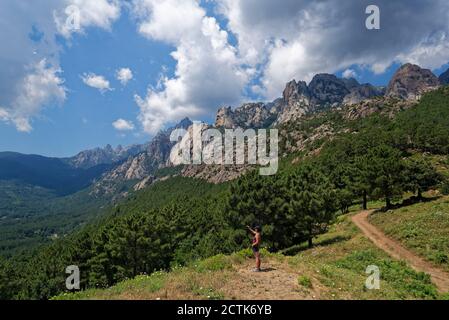 Escursionista femminile nel massiccio di Aiguilles de Bavella Foto Stock