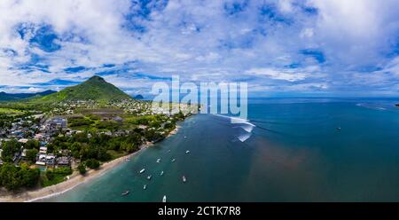 Mauritius, Fiume Nero, Tamarin, panorama in elicottero dell'Oceano Indiano e villaggio costiero Foto Stock