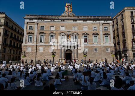 I medici residenti ad interim (MIR) si riuniscono nella sede centrale di Plaza de Sant Jaume del governo autonomo catalano durante la manifestazione.terzo giorno dello sciopero dei medici residenti interni (MIR) della Catalogna per ottenere stipendi migliori e orari di lavoro più brevi. La protesta si è svolta di fronte al Palazzo della Generalitat di Catalunya, sede del governo autonomo, che ha poteri amministrativi in materia di salute. Foto Stock