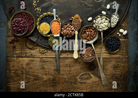 Teglia rustica e vari tipi di fagioli e lenticchie Foto Stock