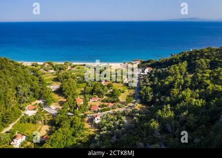 Vista aerea delle case sulla riva dell'isola di Samos con Potami Beach sullo sfondo Foto Stock