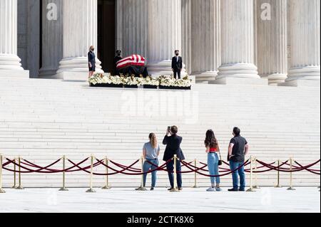 Visione pubblica del cofanetto che detiene i resti di Ruth Bader Ginsburg, il defunto Associa della Corte Suprema degli Stati Uniti presso la Corte Suprema. Foto Stock