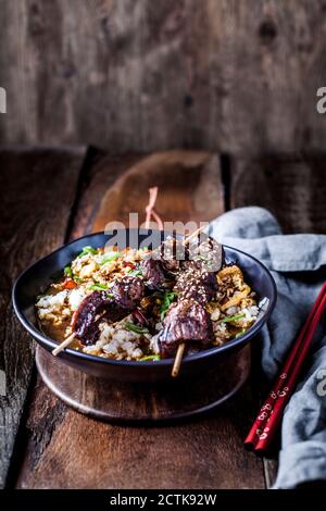 Ciotola di riso teriyaki pronto da mangiare con cavolo cinese e spiedini di manzo alla griglia Foto Stock