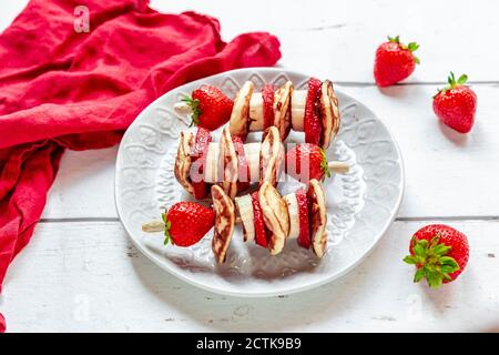 Piatto di mini frittelle con fragole e banane Foto Stock