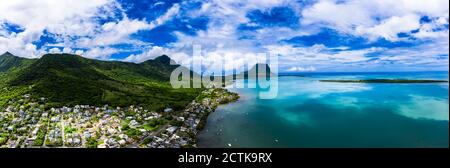 Mauritius, Fiume Nero, Tamarin, vista in elicottero del villaggio costiero in estate Foto Stock