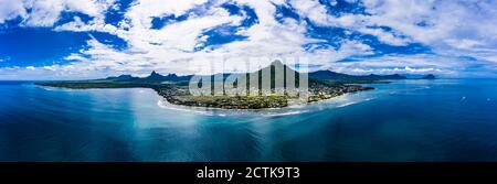 Mauritius, Fiume Nero, Tamarin, panorama in elicottero dell'Oceano Indiano e villaggio costiero Foto Stock