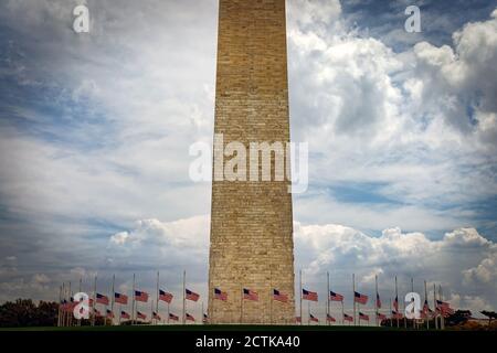 Bandiere a metà albero a Washington, DC al Washington Monument. Foto Stock