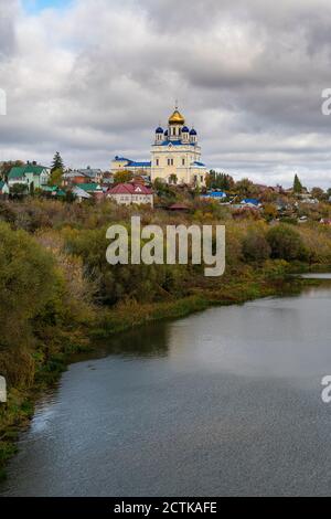 Russia, Lipetsk Oblast, Yelet, Yelet Cattedrale che si affaccia sul fiume Bystraya Sosna Foto Stock