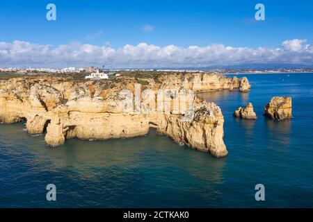 Portogallo, Algarve, Lagos, Drone vista del promontorio di Ponta da Piedade e faro di Farol da Ponta Foto Stock