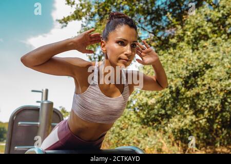 Donna che fa i push-up su un percorso di fitness Foto Stock