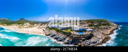 Spagna, Maiorca, Cala Mesquida, panorama aereo della spiaggia di Cala Agulla e località costiere in estate Foto Stock