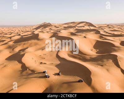 Auto fuoristrada nel vasto deserto arido Foto Stock