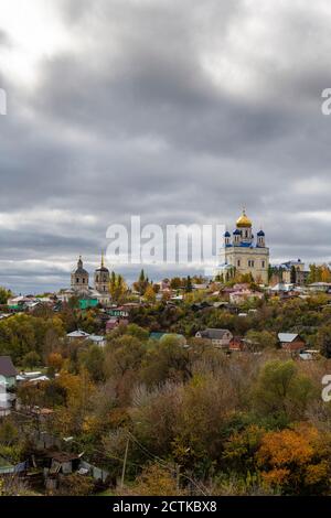 Russia, Lipetsk Oblast, Yelet, cielo nuvoloso sopra la Cattedrale degli Yelet e le case circostanti Foto Stock