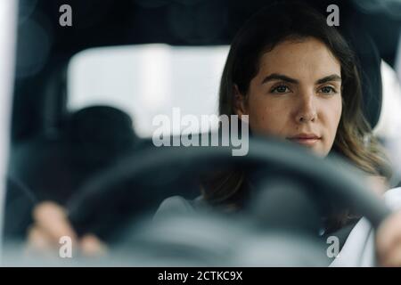 Giovane donna alla guida di auto Foto Stock