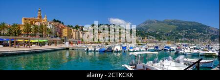 Francia, Provenza-Alpi-Costa Azzurra, Menton, Barche a motore ormeggiate nel porto della città costiera in estate Foto Stock