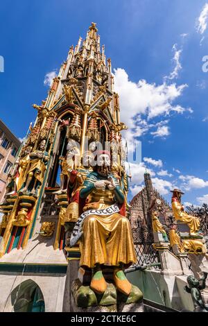 Germania, Baviera, Norimberga, sculture della storica fontana di Schoner Brunnen Foto Stock