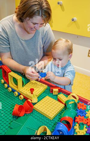 Huntsville Alabama, Sci-quest Hands-on Science Center, all'interno di edifici interni, donna madre ragazzo bambino bambino bambino bambino americano ragazzo, Foto Stock