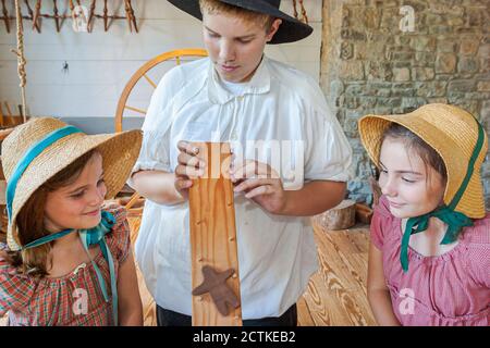 Huntsville Alabama, Alabama Constitution Village, storia locale storica conservazione storica rievocazione, costume periodo di abbigliamento rivivere passato, ragazza Foto Stock