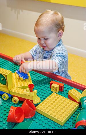 Huntsville, Alabama, Sci-quest Hands-on Science Center, all'interno di edifici interni toddler ragazzo bambino americano, Foto Stock