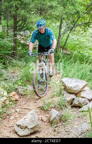 Huntsville Alabama, sentieri Land Trust, uomo biker mountain bike bike bike bike bike bike bike rocce rocciose, Foto Stock