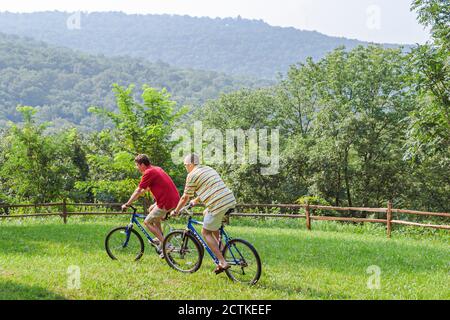 Huntsville, Alabama, sentieri per escursioni in bicicletta e sentieri per escursioni a piedi e in bicicletta, ciclisti, biciclette, paesaggi naturali Foto Stock