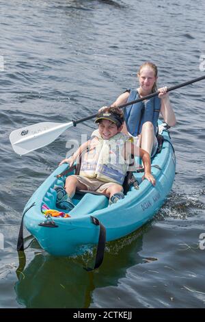 Florida Key Biscayne Coconut Grove Shake A leg Program, studenti disabili disabili esigenze speciali, kayak counselor kayak specializzato Foto Stock