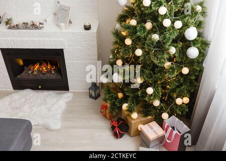 Albero di natale luci che riflettono da sfere di vetro Foto Stock