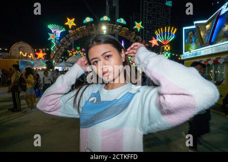 Tall sottile ragazza asiatica adolescente Foto Stock