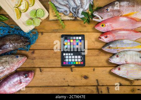 Pesce fresco caraibico su vecchio tavolo di legno. Vista dall'alto. Primo piano. Foto Stock