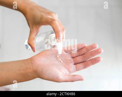 Dispensazione di disinfettante per mani per la protezione antivirus e covid 19 Foto Stock