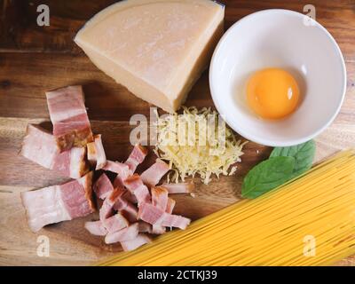 Spaghetti di Carbonara ingredienti pancetta, uova, parmigiano. Foto Stock