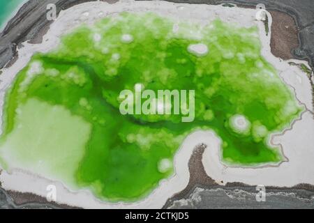 Vista aerea del Lago di Smeraldo, un lago salato che si trova ad un'altitudine di 3,000 metri sul pianoro, che copre sei chilometri quadrati in totale, e. Foto Stock
