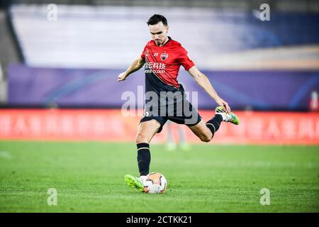 Il calciatore norvegese Ole Selnaes di Shenzhen F.C. spara durante la quarta partita di 2020 Chinese Super League (CSL) contro Henan Jianye F. Foto Stock