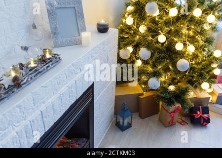 Albero di natale luci che riflettono da sfere di vetro Foto Stock