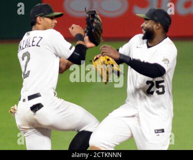 Pittsburgh, Stati Uniti. 23 Settembre 2020. Il Fielder destro di Pittsburgh Pirates Gregory Polanco (25) celebra la vittoria del 2-1 contro i Chicago Cubs con il secondo baseman Erik Gonzalez (2) al PNC Park mercoledì 23 settembre 2020 a Pittsburgh. Foto di Archie Carpenter/UPI Credit: UPI/Alamy Live News Foto Stock