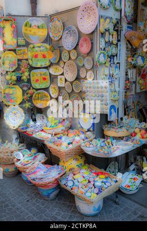 Orvieto, Umbria, Italia. Le industrie artigianali della città producono molte ceramiche colorate. Foto Stock