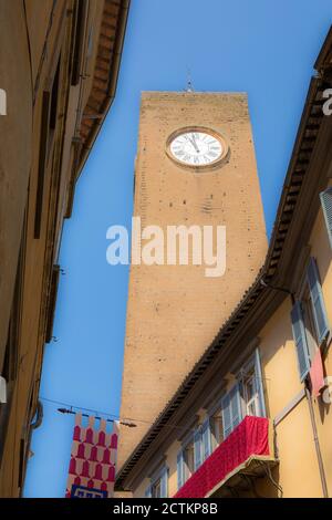 Orvieto, Umbria, Italia. La Torre Maurizio, costruita in Piazza del Duomo, ad Orvieto, tra il 1347 e il 1348, è una delle più antiche torri dell'orologio di Ita Foto Stock