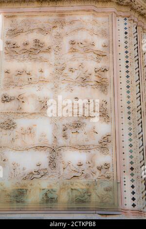 Orvieto, Umbria, Italia. Adamo ed Eva nel Giardino dell'Eden, scultura a bassorilievo nella parete esterna del Duomo di Orvieto. Foto Stock