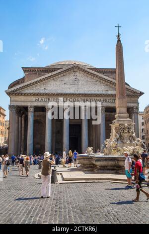 Roma, Lazio, Italia. Il Pantheon, un ex tempio romano, ora chiesa cattolica. Di fronte si trova una fontana, la Fontana del Pantheon, sormontata Foto Stock