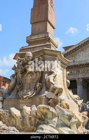 Roma, Lazio, Italia. Fontana fuori dal Pantheon, o Fontana del Pantheon, ed è sormontata da un obelisco egiziano. (Per uso editoriale su Foto Stock