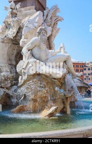 Roma, Lazio, Italia. Fontana dei quattro fiumi è una fontana in Piazza Navona, che mostra il dio fiume Gange. Foto Stock