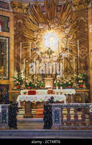 Roma, Lazio, Italia. Altare nell'abside di Santa Maria della Vittoria. (Solo per uso editoriale) Foto Stock