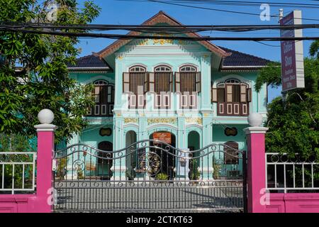 Una villa in stile sino-cinese o Peranakan, rinnovata e rinnovata, che ora ospita un cafe & boutique; Yaowarat Rd., zona della Citta' Vecchia, Phuket Town, Tailandia Foto Stock