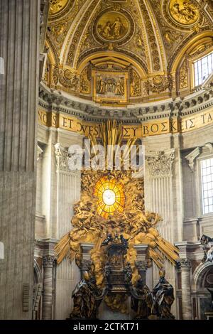 Città del Vaticano, Europa. Abside della Basilica di San Pietro con colomba, che mostra la Catedra di San Pietro sostenuta da quattro Dottori della Chiesa, AN Foto Stock