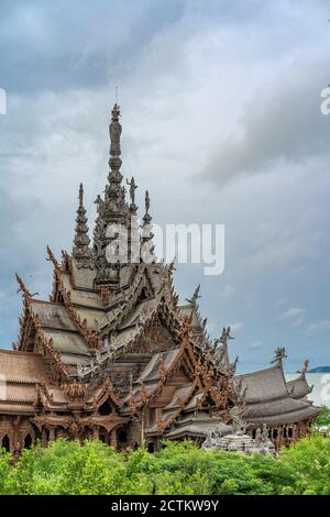 Il Santuario della verità è un tempio indù-buddista incompiuto e un museo a Pattaya, Thailandia. È stato progettato dall'uomo d'affari tailandese Lek Viriyaphan in t Foto Stock