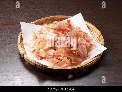 Cucina tradizionale giapponese in un colander. Katsuobushi Foto Stock