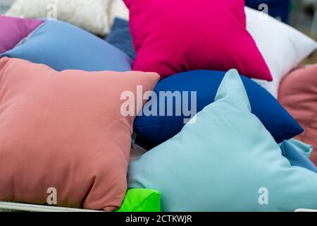 Molti cuscini colorati sono venduti nel centro commerciale Foto Stock