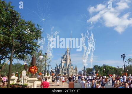 Castello di Cenerentola e fuochi d'artificio diurni, Walt Disney World, Orlando, Florida, Stati Uniti Foto Stock